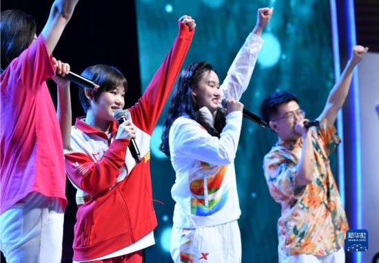 7月29日，中國(guó)運(yùn)動(dòng)員張家齊（左二）在聯(lián)歡會(huì)現(xiàn)場(chǎng)演唱。新華社記者 張端 攝