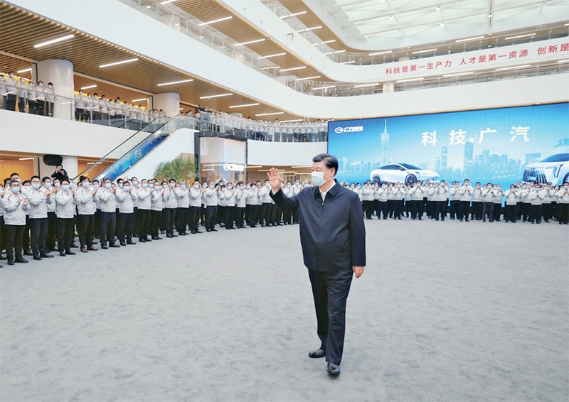 2023年4月10日至13日，中共中央總書記、國家主席、中央軍委主席習(xí)近平在廣東考察。這是12日下午，習(xí)近平在廣汽研究院向職工們揮手致意。 新華社記者 鞠鵬/攝