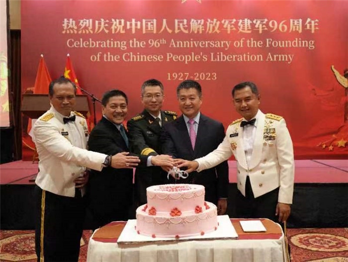 圖為陸慷大使與印尼貴賓共切生日蛋糕。中國駐印度尼西亞使館供圖