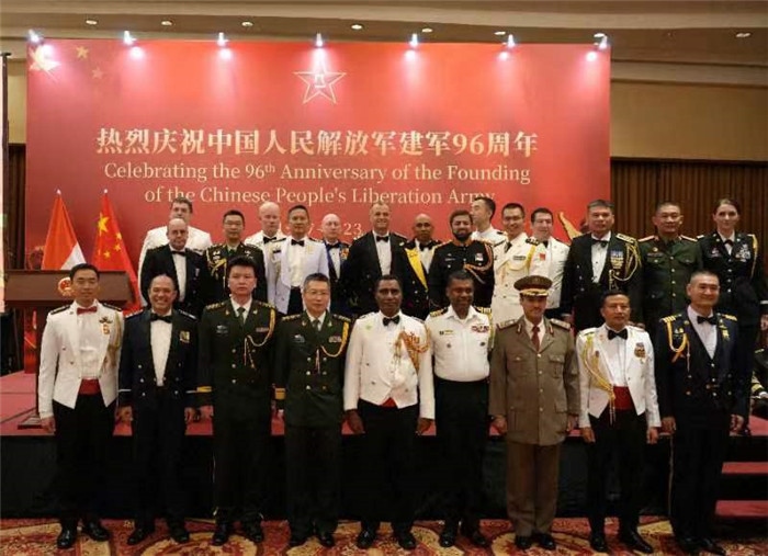 圖為徐勝武官與參加招待會的各國武官、武官處代表合影。中國駐印度尼西亞使館供圖