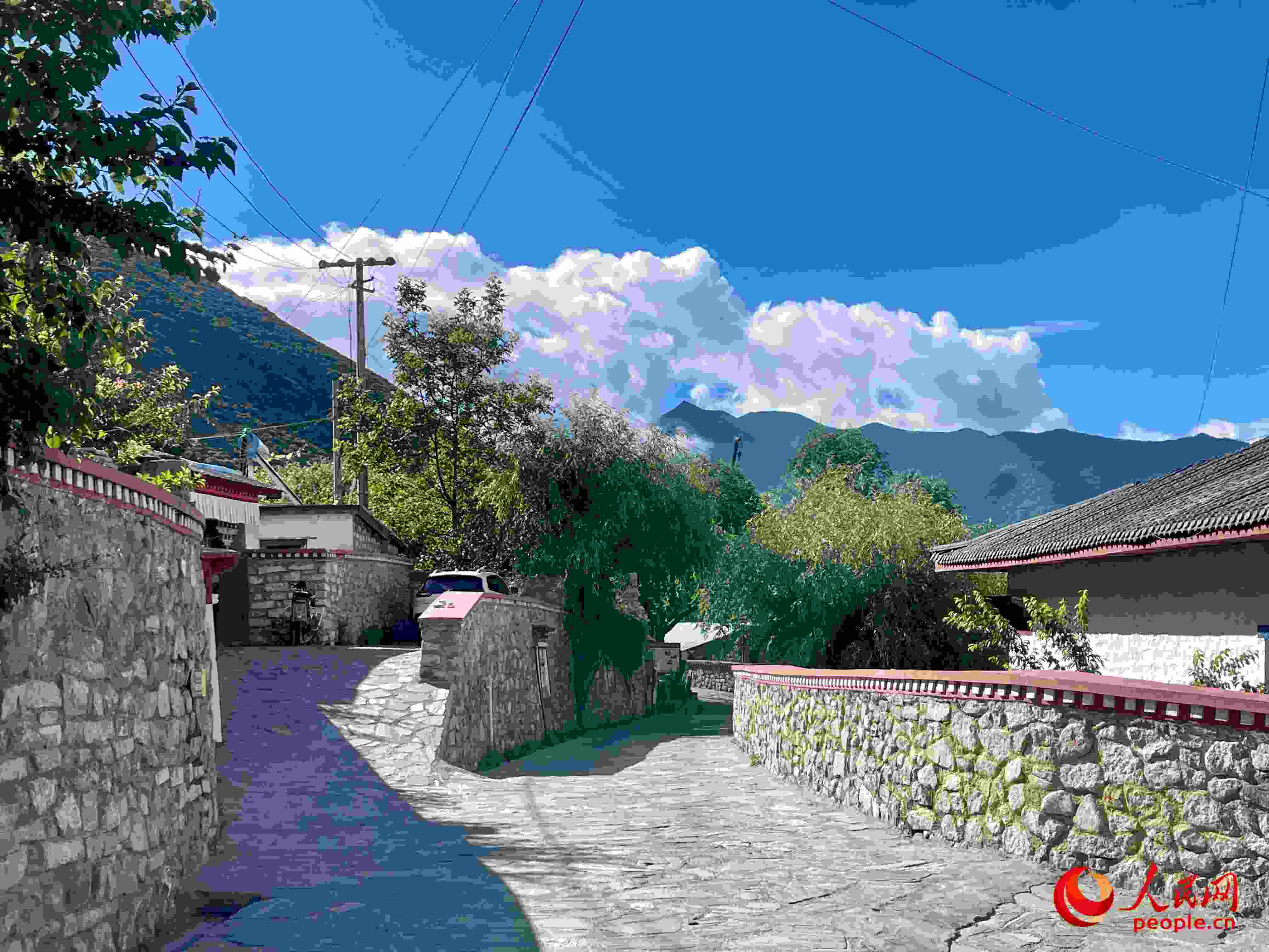 嘎拉村的村貌。人民網(wǎng) 周靜圓攝