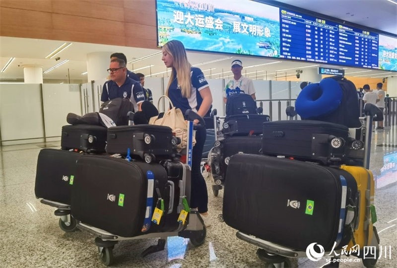圖為取完行李的巴西代表團成員。人民網(wǎng)記者 王洪江攝