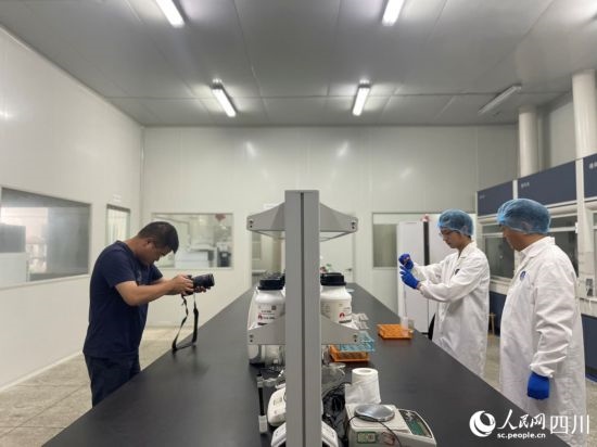 記者在位于成都市大邑縣的海光食品有限公司進行采訪。人民網(wǎng)記者 何旭攝