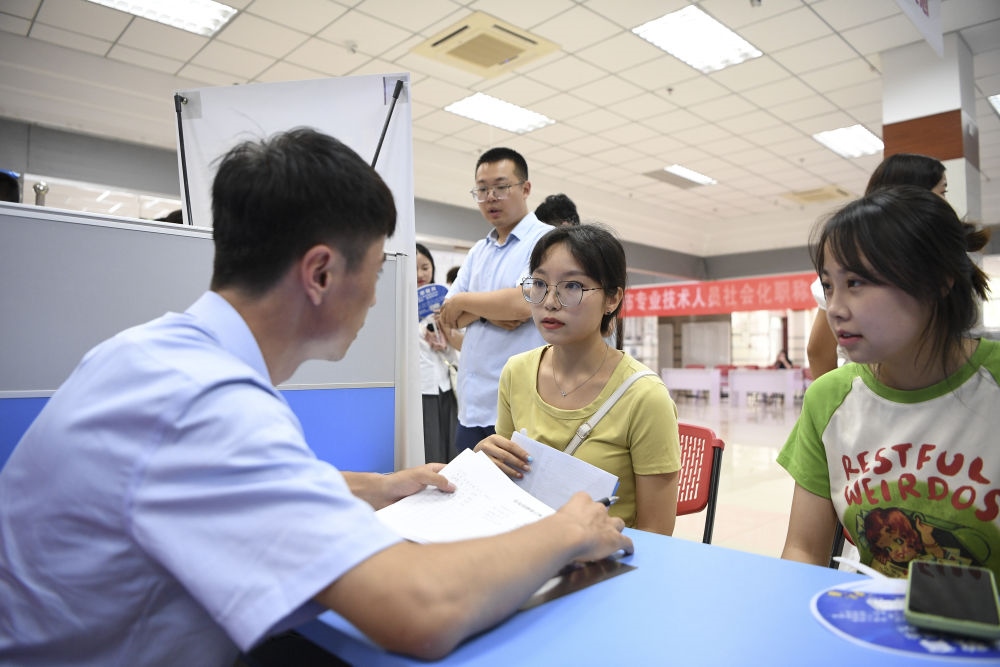 2023年7月29日，“揚(yáng)就業(yè)之帆，啟夢(mèng)想之旅”2023年寧夏（銀川）離校未就業(yè)高校畢業(yè)生招聘會(huì)在寧夏（銀川）人力資源服務(wù)產(chǎn)業(yè)園舉行。求職者（右）在招聘會(huì)現(xiàn)場(chǎng)與用人單位交流。新華社記者 馮開(kāi)華 攝