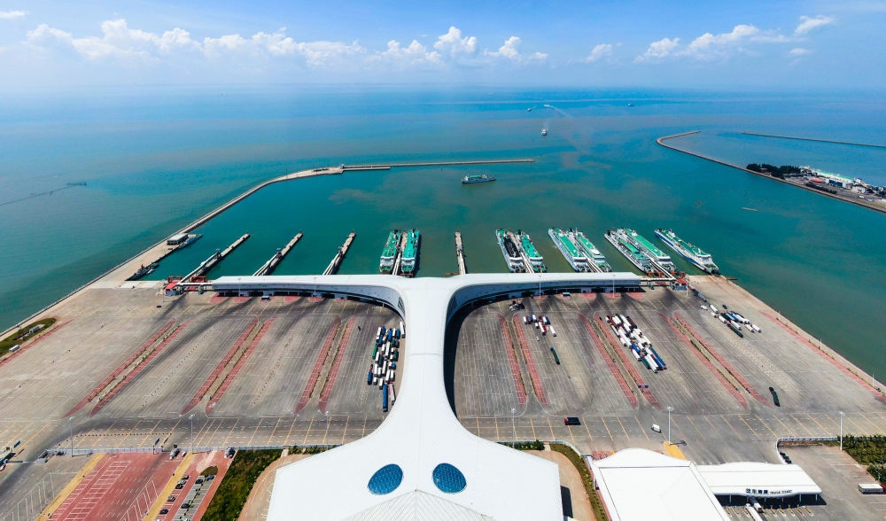 廣東省湛江市徐聞港風(fēng)光（2023年5月26日攝，無(wú)人機(jī)照片）。徐聞港是瓊州海峽北岸最主要的客貨運(yùn)輸港口，是連接粵港澳大灣區(qū)與海南自由貿(mào)易港的重要港口。新華社記者 鄧華 攝