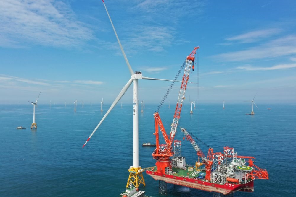 2023年6月28日拍攝的全球首臺(tái)16兆瓦海上風(fēng)電機(jī)組吊裝現(xiàn)場(chǎng)（無(wú)人機(jī)照片）。新華社記者 林善傳 攝