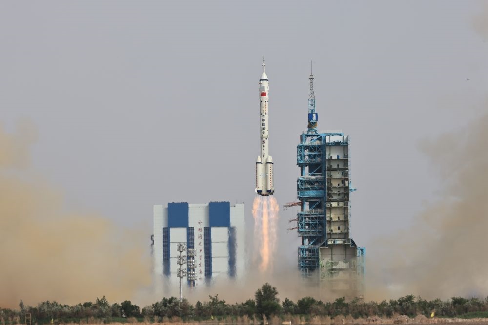 2023年5月30日，搭載神舟十六號(hào)載人飛船的長(zhǎng)征二號(hào)F遙十六運(yùn)載火箭在酒泉衛(wèi)星發(fā)射中心點(diǎn)火發(fā)射。新華社記者 李剛 攝