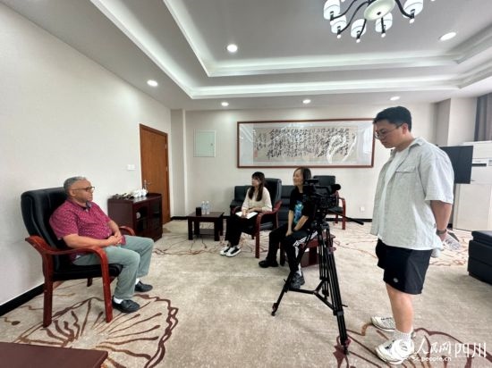 記者在成都紡織高等專科學校進行采訪。人民網(wǎng)記者 王波攝