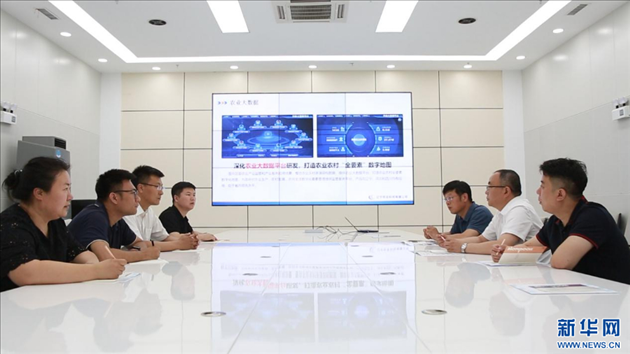 相關(guān)部門工作人員來(lái)到遼寧牧龍科技有限公司，了解企業(yè)訴求。新華網(wǎng)丁成玉攝