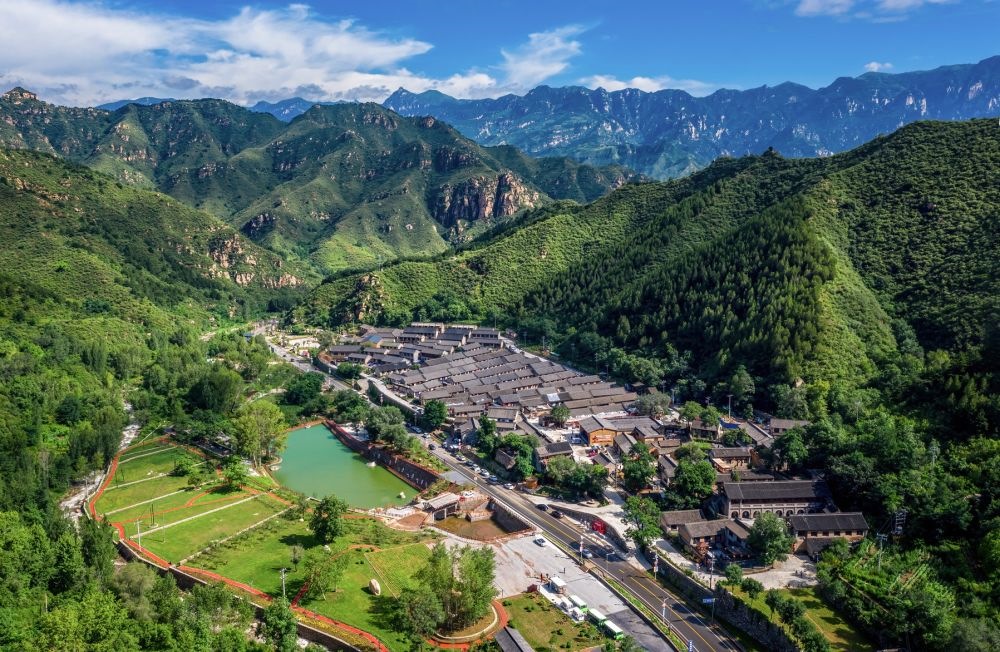 這是2021年7月23日拍攝的河北省阜平縣駱駝灣村景色（無(wú)人機(jī)照片）。新華社記者 朱旭東 攝