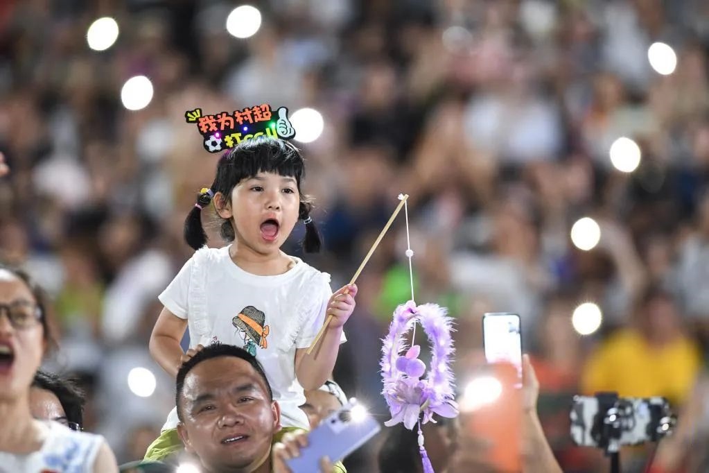 6月23日，一名小朋友在場(chǎng)邊觀賽。（新華社記者 楊文斌 攝）