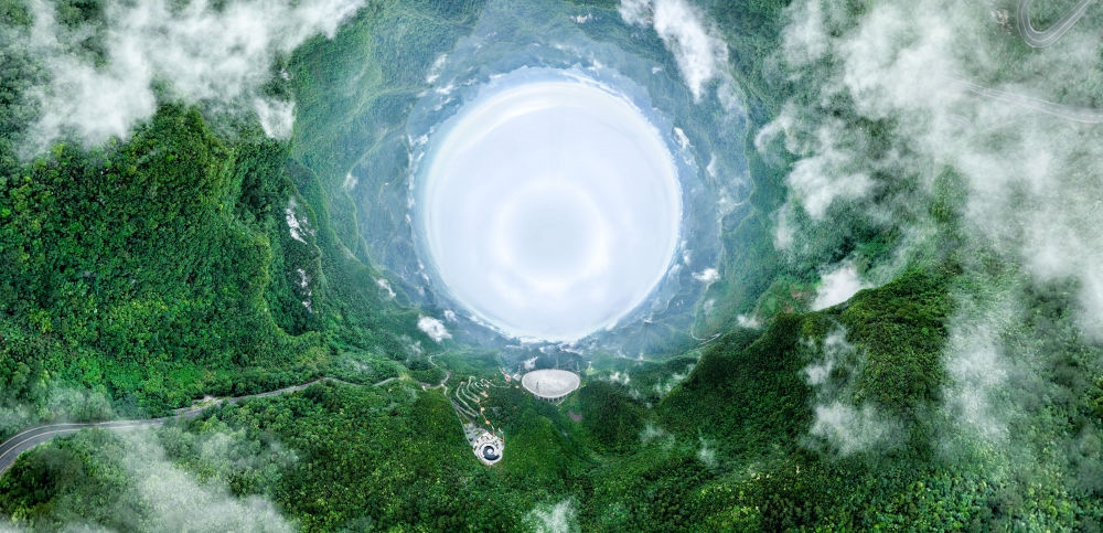 6月22日拍攝的“中國天眼”全景（維護保養(yǎng)期間拍攝，無人機全景拼接照片）。新華社記者 歐東衢 攝