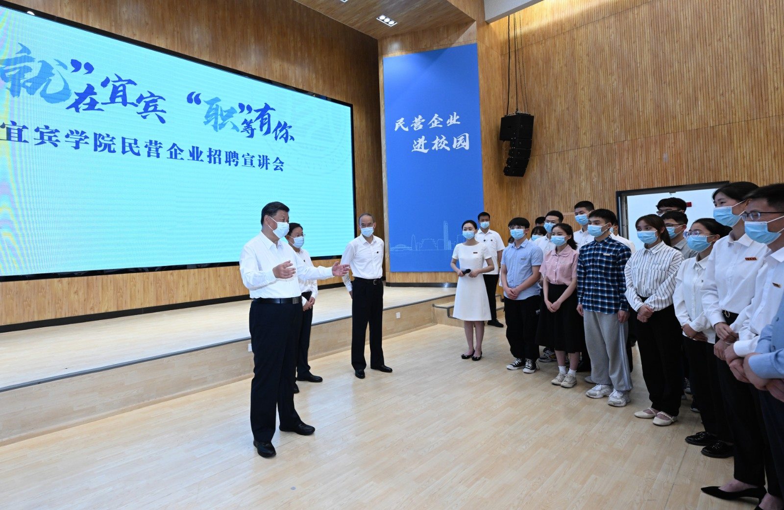 2022年6月8日，習近平總書記在四川考察。這是8日下午，總書記在宜賓學院考察時，向正在參加企業(yè)招聘宣講會的教師、學生、企業(yè)負責人了解企業(yè)招工需求和畢業(yè)生簽約率等情況。