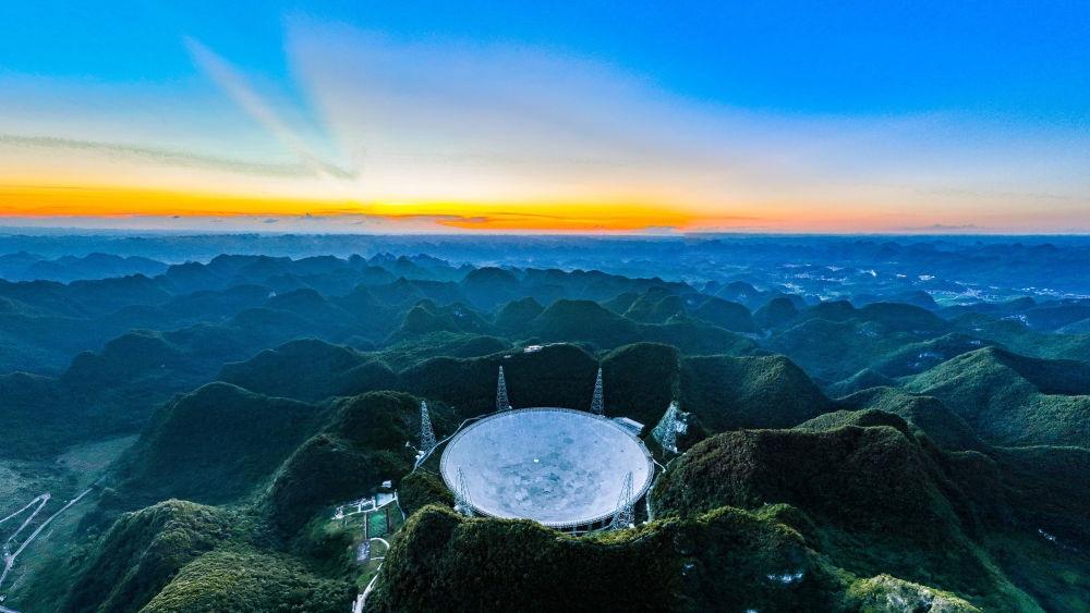 2022年7月21日，霞光中的“中國天眼”（維護保養(yǎng)期間拍攝）。新華社記者 歐東衢 攝