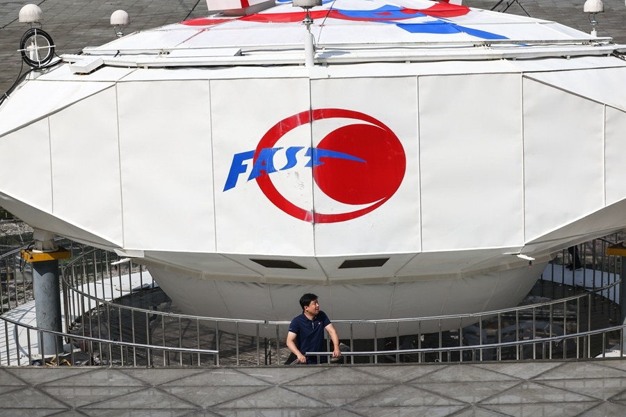2022年8月25日，F(xiàn)AST運行和發(fā)展中心常務(wù)副主任、總工程師姜鵬在饋源艙前（維護保養(yǎng)期間拍攝）。新華社記者 歐東衢 攝