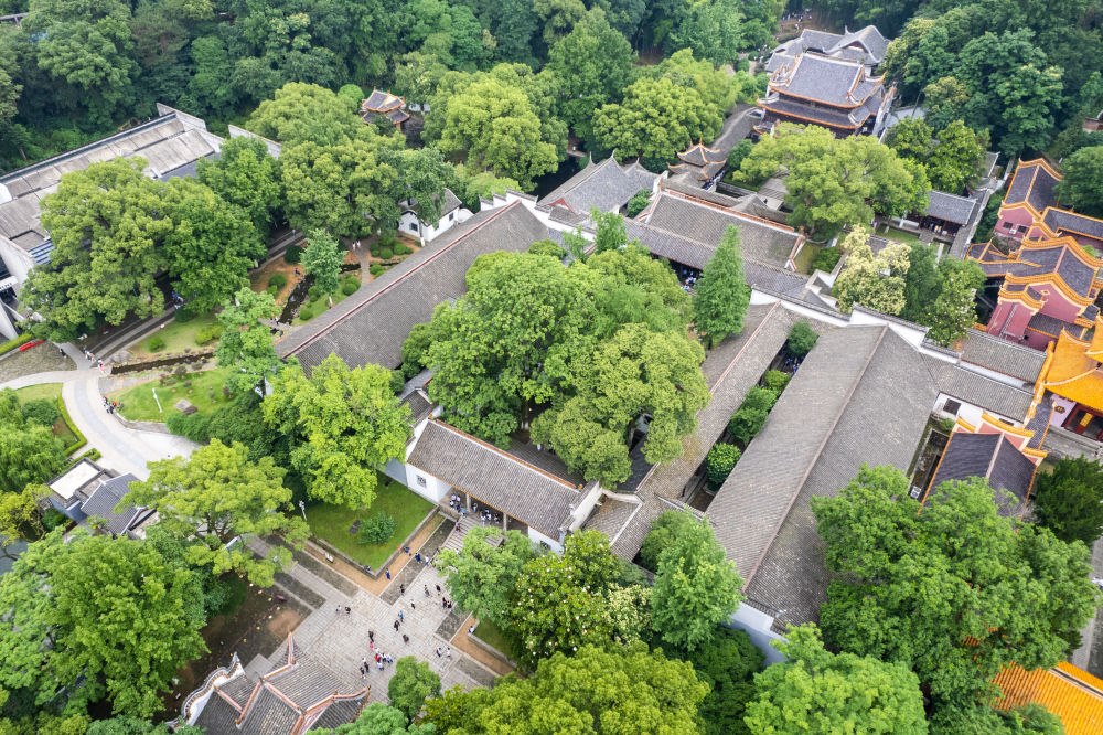 這是2023年6月8日在長沙市岳麓區(qū)拍攝的岳麓書院（無人機(jī)照片）。新華社記者 陳思汗 攝