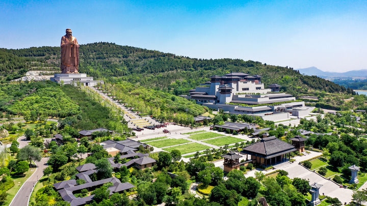 這是2023年6月8日拍攝的山東省曲阜市尼山圣境（無人機(jī)照片）。新華社記者 郭緒雷 攝