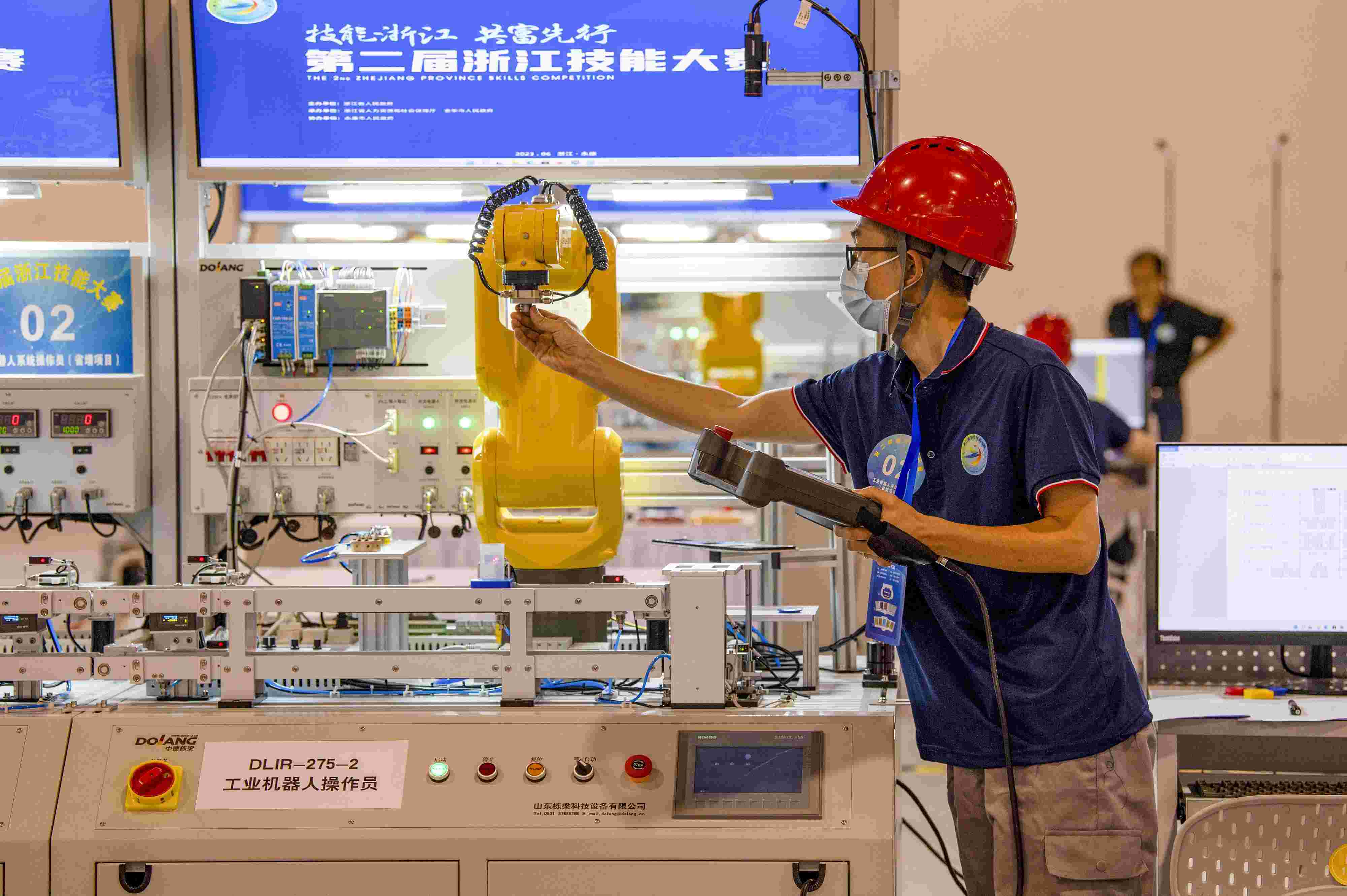 2023年6月19日，第二屆浙江技能大賽在永康市國際會展中心舉行。參賽選手在進行工業(yè)機器人系統(tǒng)操作員項目比賽。