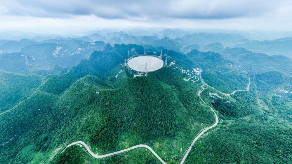 7月26日拍攝的“中國天眼”全景（維護保養(yǎng)期間拍攝）。新華社記者 歐東衢 攝