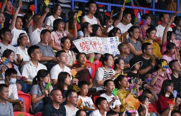 7月31日，觀眾在比賽中為中國隊(duì)吶喊助威。當(dāng)日，在成都舉行的第31屆世界大學(xué)生運(yùn)動(dòng)會(huì)排球女子預(yù)賽B組比賽中，中國隊(duì)以3:0戰(zhàn)勝阿根廷隊(duì)。新華社記者 陳澤國 攝