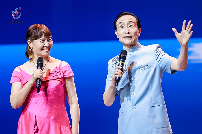 小品表演藝術家鞏漢林、金珠在演出現(xiàn)場。主辦方供圖