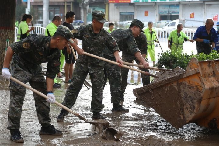 武警河北總隊(duì)保定支隊(duì)官兵在涿州市城西107國道沿線清理淤泥（8月5日攝）。新華社發(fā)（王紅強(qiáng) 攝）