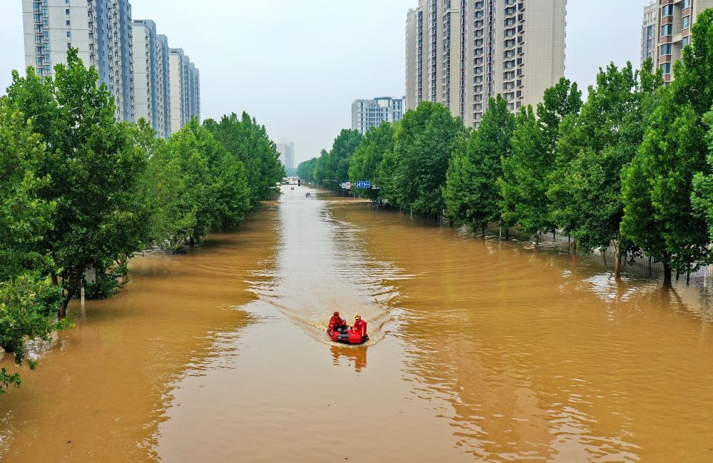 救援人員在河北省涿州市市區(qū)乘坐沖鋒舟前去轉(zhuǎn)移受災(zāi)群眾（8月2日攝，無人機(jī)照片）。新華社記者 牟宇 攝