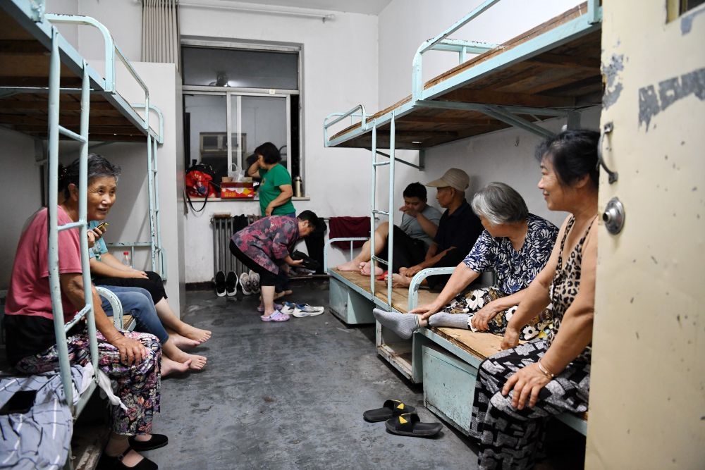 群眾在河北省涿州市職教中心安置點(diǎn)內(nèi)休息（8月1日攝）。新華社記者 牟宇 攝