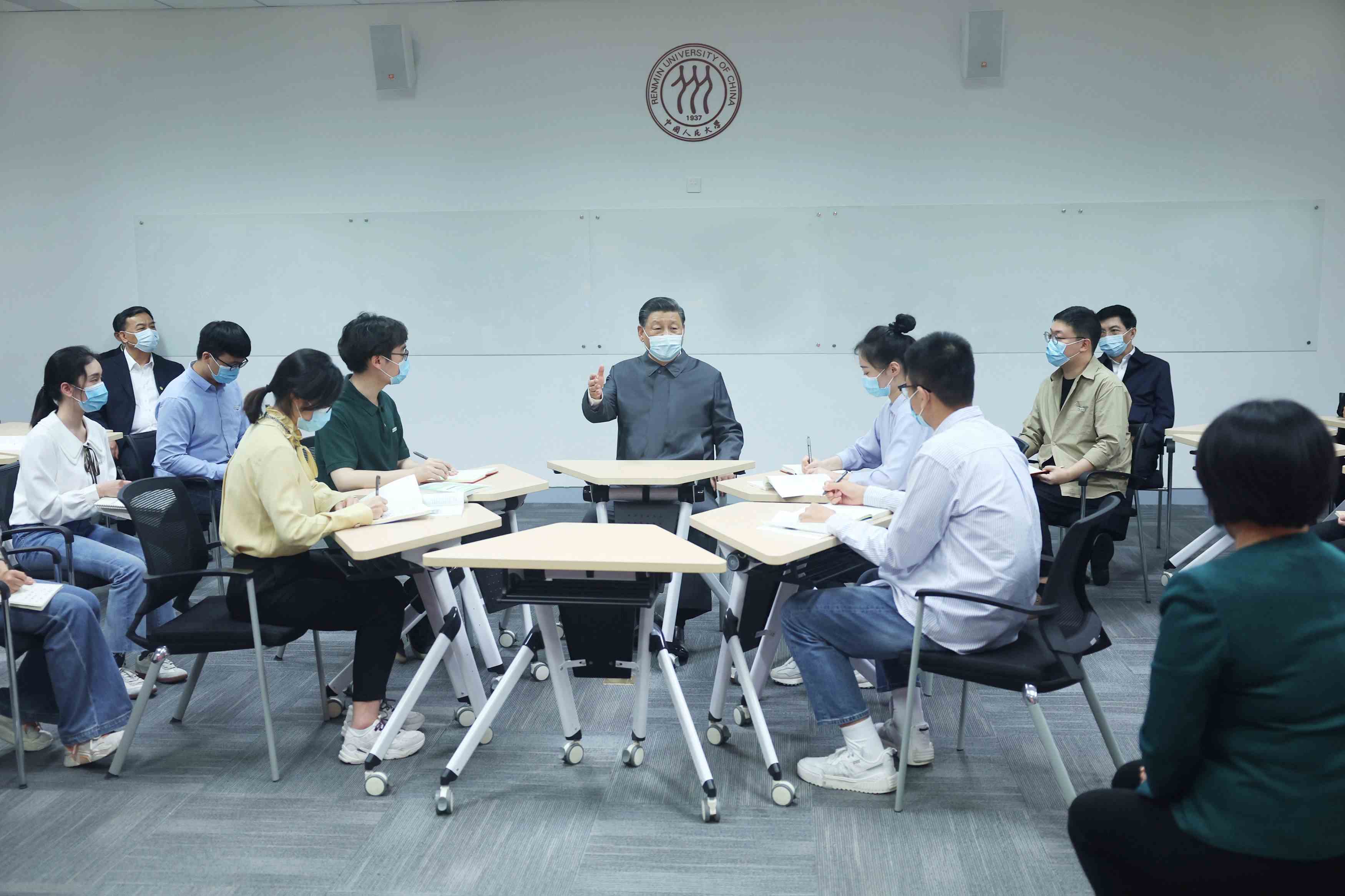 2022年4月25日，習(xí)近平總書記來到中國人民大學(xué)考察調(diào)研。這是總書記在立德樓觀摩思政課智慧教室現(xiàn)場教學(xué)并參與討論。