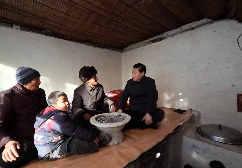 2012年12月30日，習(xí)近平在河北省阜平縣龍泉關(guān)鎮(zhèn)駱駝灣村看望唐榮斌老人一家。