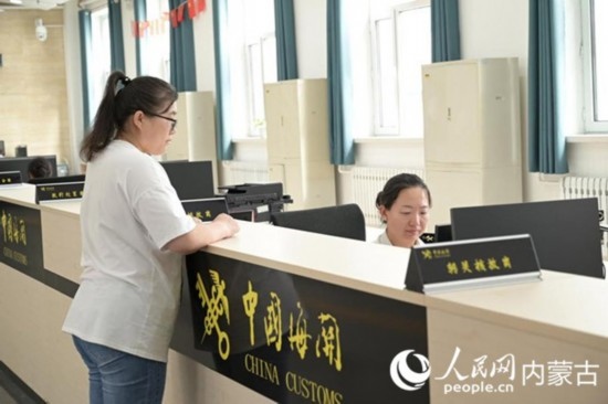 代理報(bào)關(guān)企業(yè)正在滿洲里車站海關(guān)綜合服務(wù)大廳辦理業(yè)務(wù)。人民網(wǎng) 寇雅楠攝