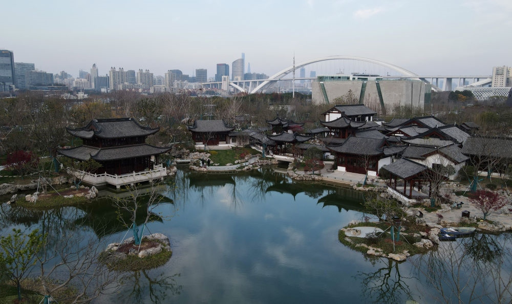 俯瞰位于浦東新區(qū)的上海世博文化公園“申園”中式園林（2021年12月20日攝，無人機(jī)照片）。新華社記者 方喆 攝