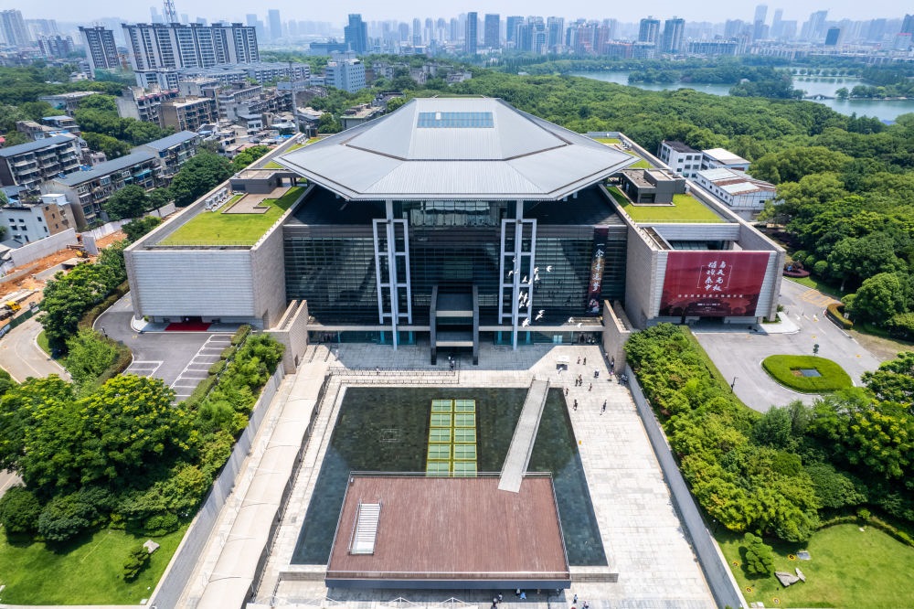 這是在長沙市開福區(qū)拍攝的湖南博物院及周邊景色（無人機照片，6月7日攝）。新華社記者 陳思汗 攝