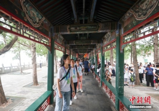 圖為學員們游覽長廊。<a target='_blank' href='/'><p align=