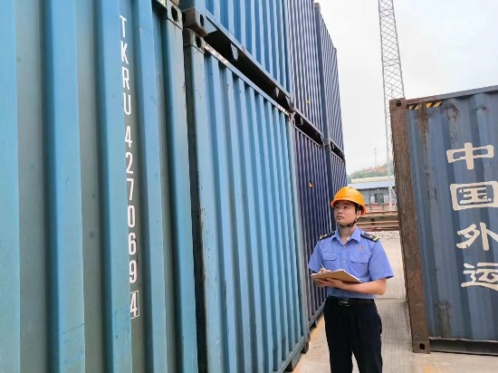鐵路貨運員在檢查集裝箱箱體情況、記錄箱號。中國鐵路廣州局集團(tuán)有限公司供圖