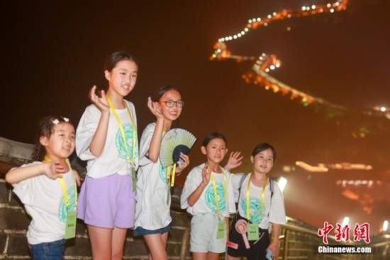8月9日晚，2023海外華裔青少年夏季研學營的學員們夜游八達嶺長城。圖為學員們在長城上拍照。<a target='_blank' href='/'><p align=