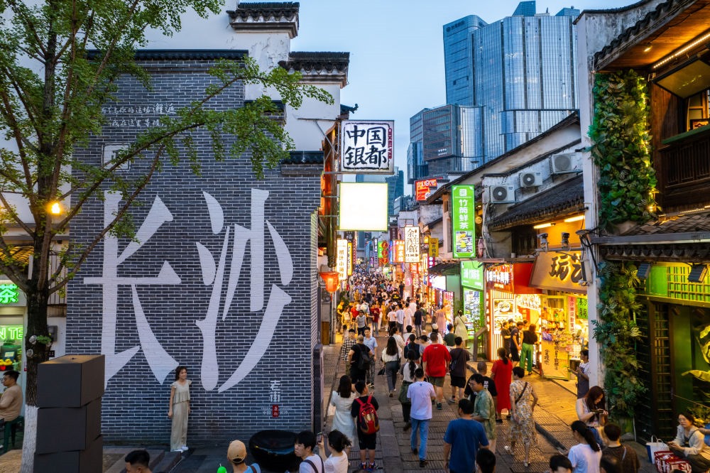 游客在長沙市天心區(qū)太平老街打卡、游玩（無人機照片，6月7日攝）。新華社記者 陳思汗 攝