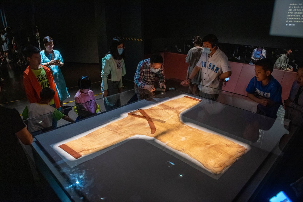 在湖南博物院，游客在參觀馬王堆漢墓出土文物“素紗單衣”（6月7日攝）。新華社記者 陳思汗 攝