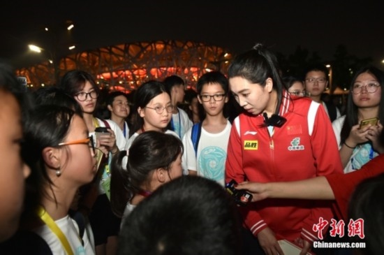 圖為小學員向李曉霞分享自己運動經歷。<a target='_blank' href='/' ><p align=