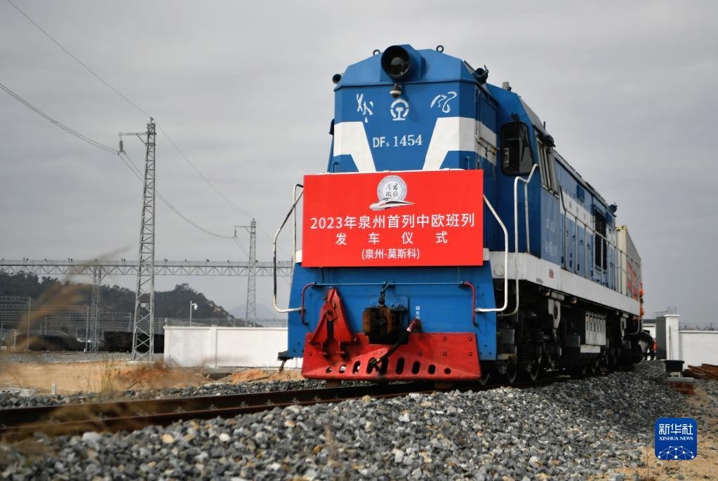 2月3日，中歐班列駛出興泉鐵路黃塘站。當日，滿載著55個集裝箱的中歐班列，從位于福建泉州惠安縣的興泉鐵路黃塘站駛出。這是泉州今年開出的首趟中歐班列，也是興泉鐵路開通后的首趟泉州中歐班列。據了解，此次班列裝載產品主要來自泉州進出口企業(yè)，貨重601.4噸，貨值約262.5萬美元。新華社記者 魏培全 攝