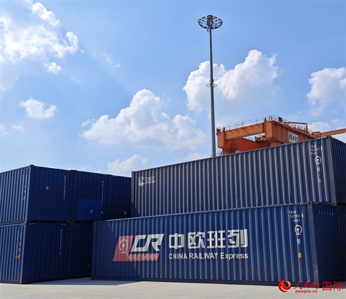 8月3日，中歐班列（中豫號(hào)）集裝箱在鄭州車站海關(guān)等候查驗(yàn)。人民網(wǎng) 崔譯戈攝