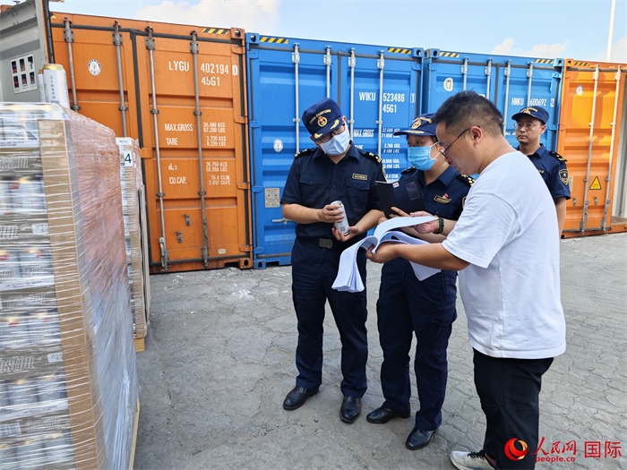 8月3日，鄭州車站海關(guān)工作人員在查驗(yàn)報(bào)關(guān)貨物。人民網(wǎng) 崔譯戈攝