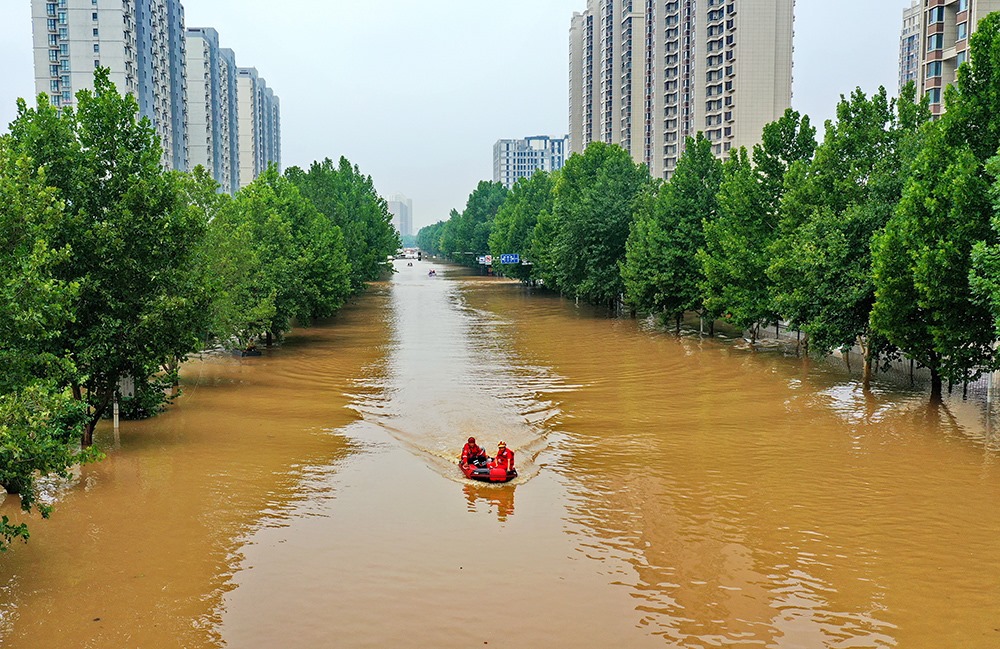2023年8月2日，救援人員在河北省涿州市市區(qū)乘坐沖鋒舟前去轉(zhuǎn)移受災(zāi)群眾。