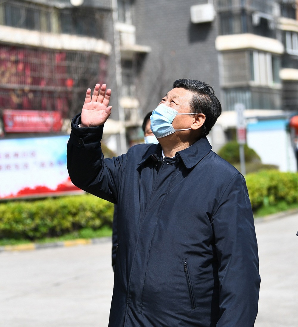 2020年3月10日，習(xí)近平總書記在湖北省武漢市東湖新城社區(qū)考察時(shí)，向在家隔離居住的居民揮手致意、表示慰問。