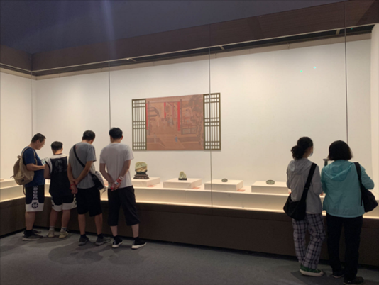 游客在中國(guó)園林博物館參觀。人民網(wǎng)記者劉穎穎 攝