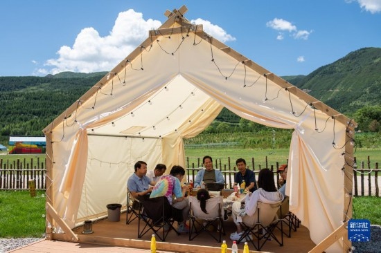 8月12日，游客在寧夏固原市涇源縣大灣鄉(xiāng)楊嶺村品嘗當(dāng)?shù)孛朗?。新華社記者 李旭倫 攝
