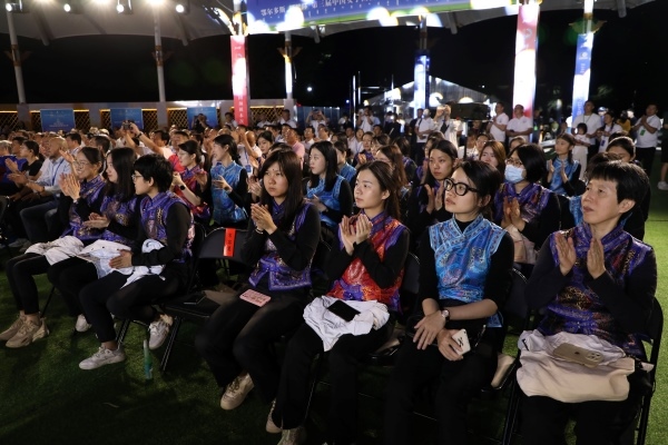 第三屆中國女子圍棋名人戰(zhàn)本賽32棋手悉數(shù)亮相開幕式。人民網(wǎng)記者 李乃妍攝