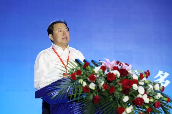 鄂爾多斯市委常委、伊金霍洛旗委書記華瑞鋒致辭。人民網(wǎng)記者 李乃妍攝