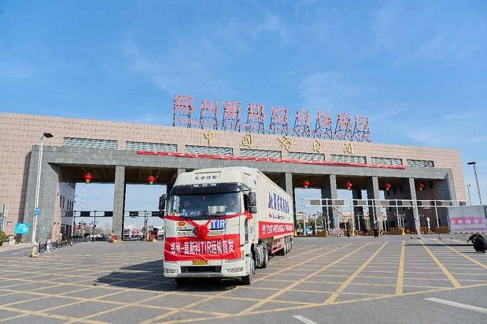 2023年2月20日，鄭州—莫斯科TIR運(yùn)輸首發(fā)車輛駛出鄭州新鄭綜合保稅區(qū)。新鄭海關(guān)供圖