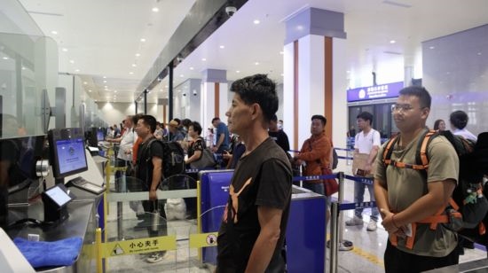 6月13日，乘坐中老鐵路國際旅客列車的旅客在磨憨邊檢大廳排隊候檢。李揚 攝